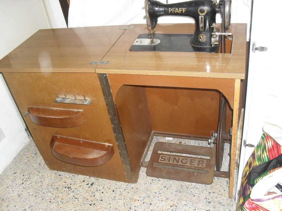 Máquina de costura PFAFF 31 com móvel