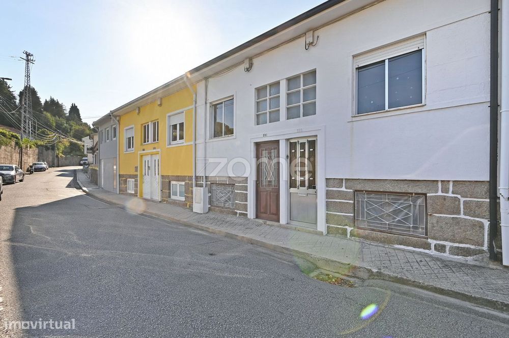 Moradia Bi-Familiar T4 com 2 entradas independentes em V.N. de Gaia