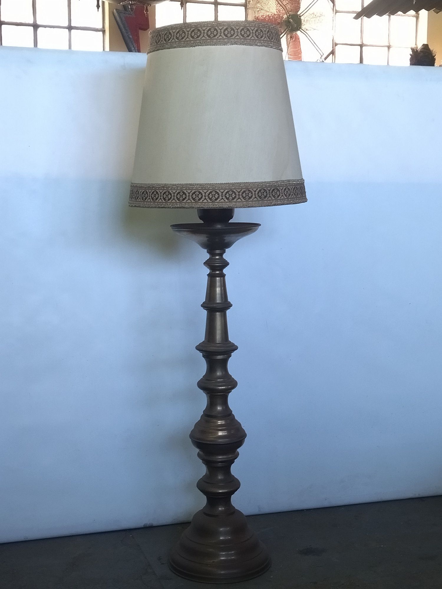 Imponente Candeeiro em latão 160cm