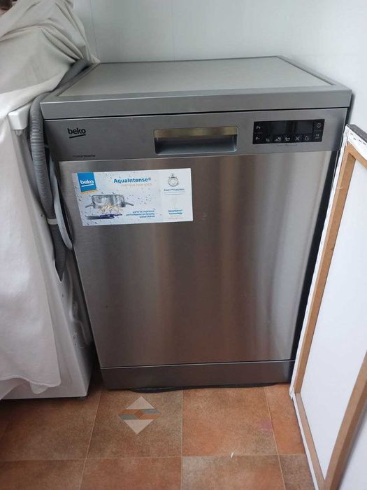 Посудомийна машина BEKO DFN26423X
