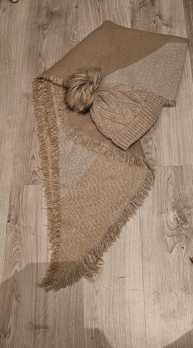 Ciepła czapka plus kolorystycznie dobrany duży szal