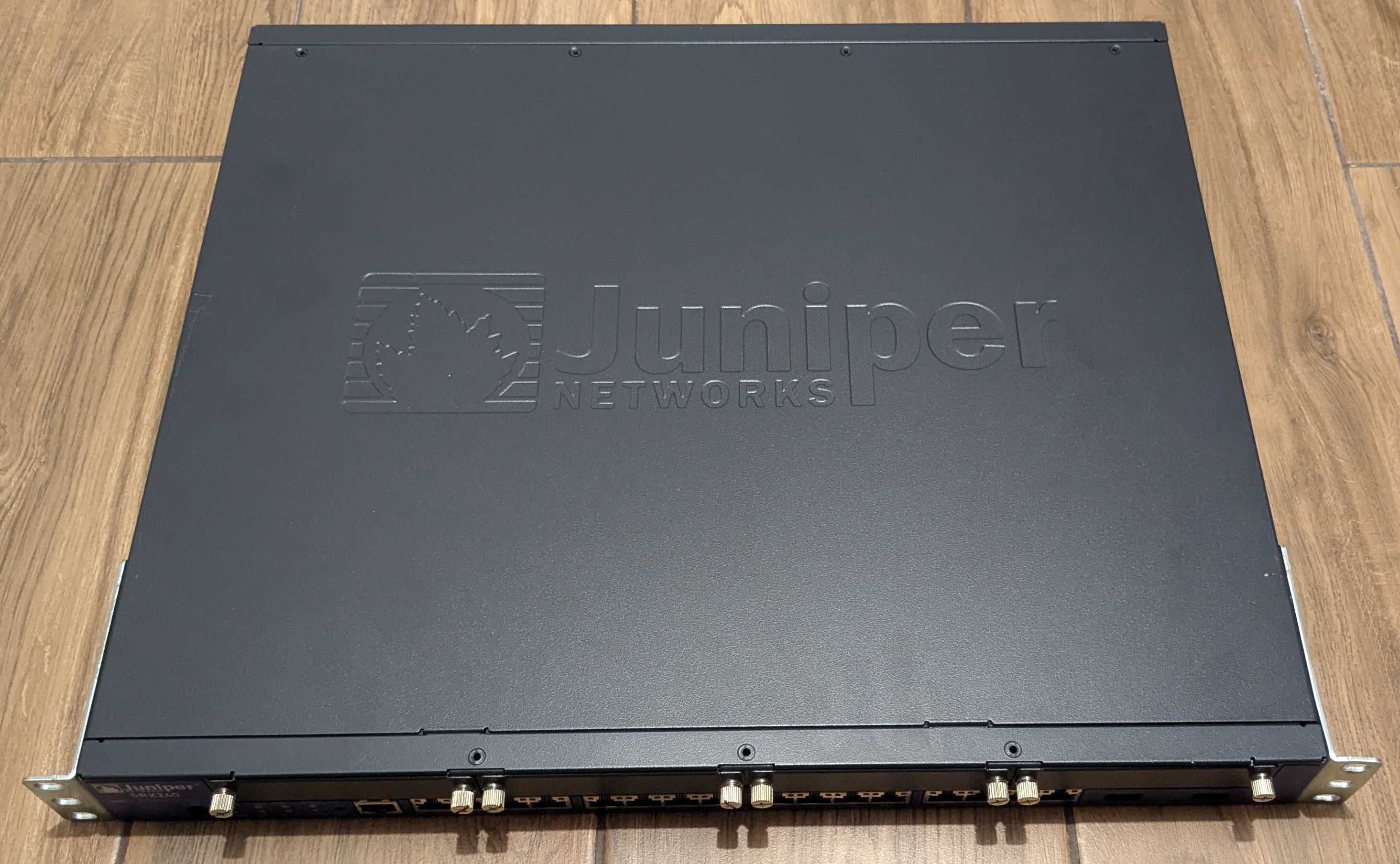 Juniper SRX240 – 16x Gigabit LAN, firewall