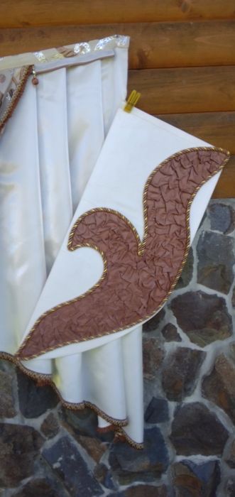 Штори з ламбрекеном у класичному стилі