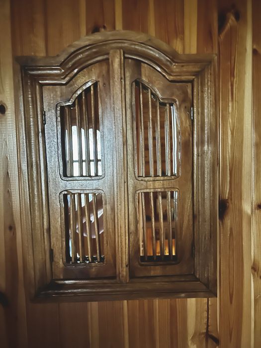 Drewniana okiennica z lustrem – rękodzieło antyk