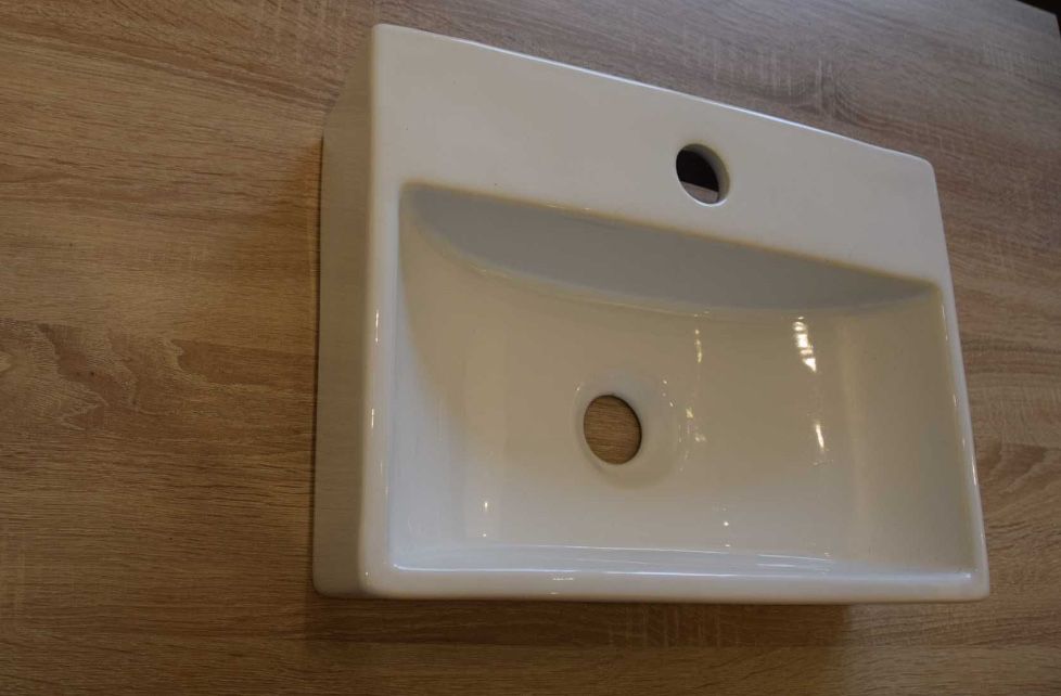 Okazja! Nowa mała umywalka łazienkowa