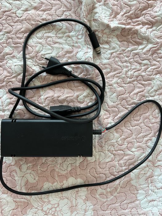 Xbox 360 E + 3 Comandos + FIFA 17 – Tudo a funcionar!