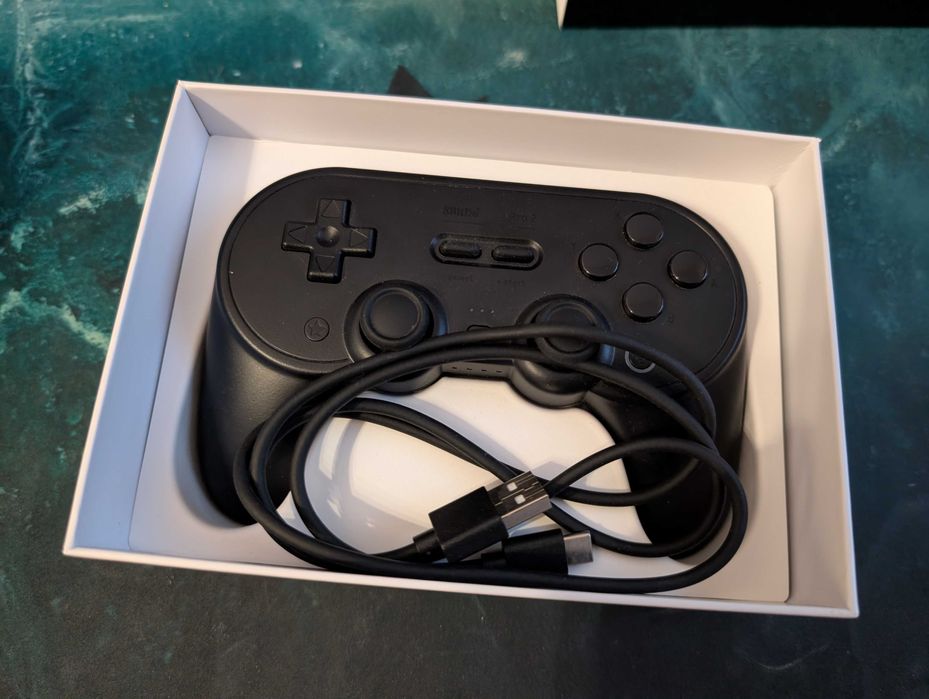 8BitDo Pro 2 Bluetooth Gamepad z technologią Halla, Stan Idealny