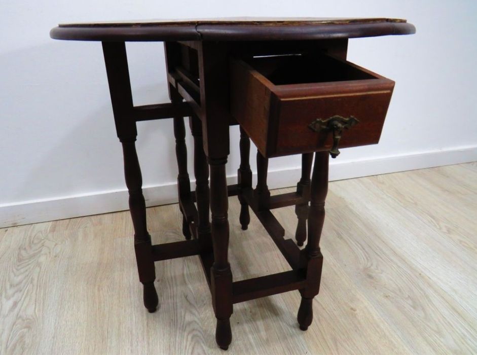 Mesinha baixa com abas.