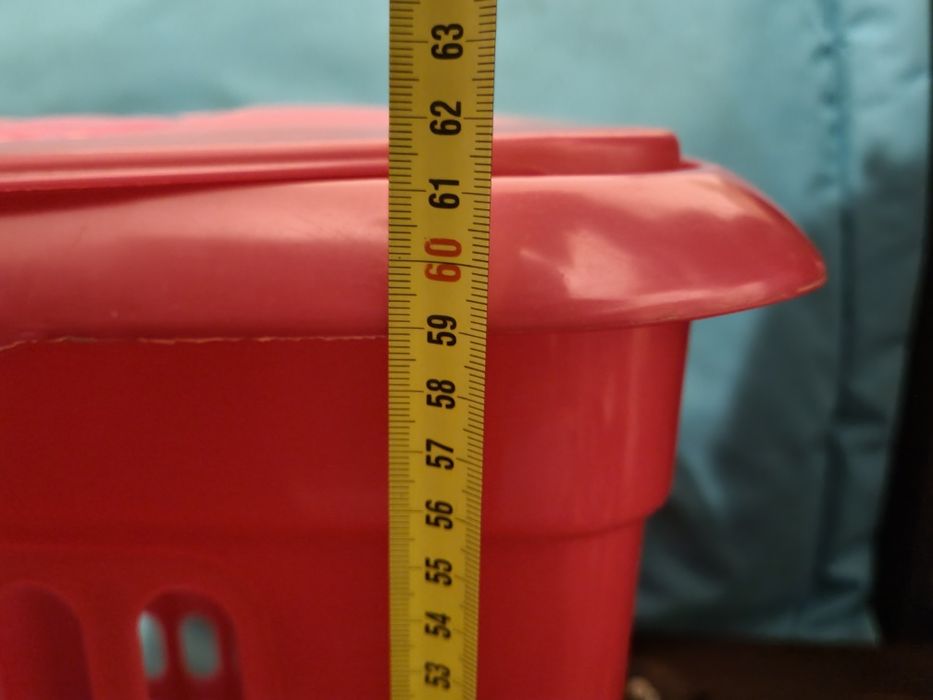 Cesto rosa de plástico alto