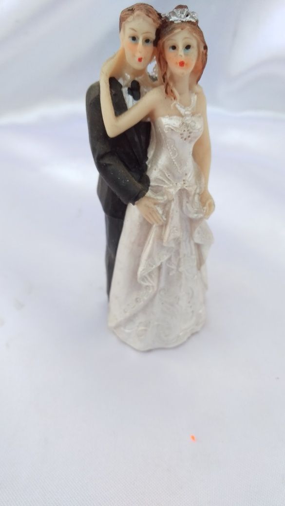 Свадебная фигурка на торт с женихом и невестой. Высота фигурки 10 см.