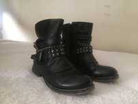 Botas pretas com corrente e fivela 39