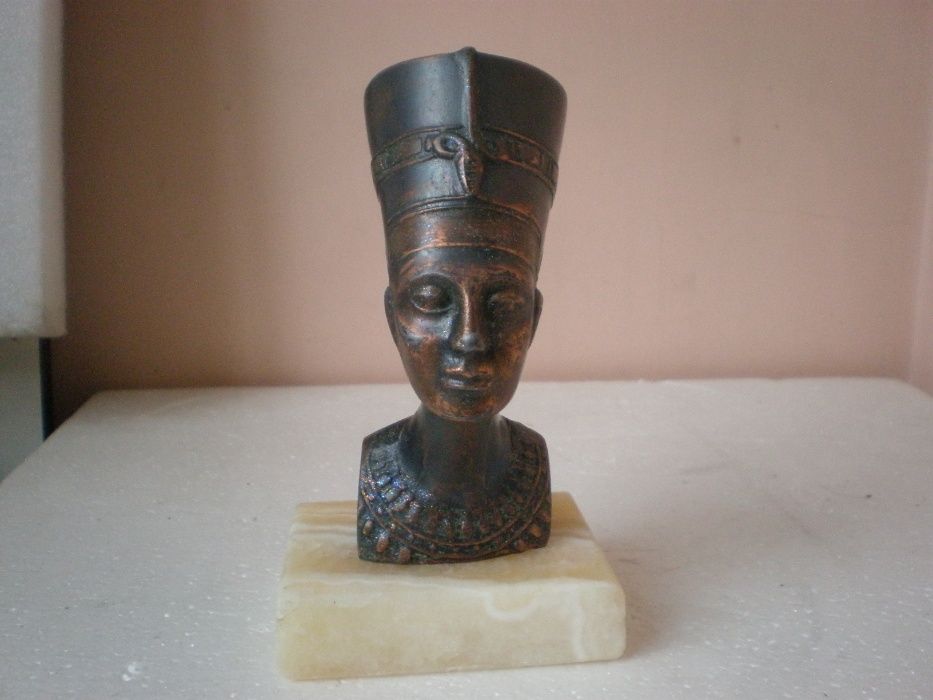 Тарелка декоративная, фарфор. Бронзовая статуэтка Нифертити. Египет.