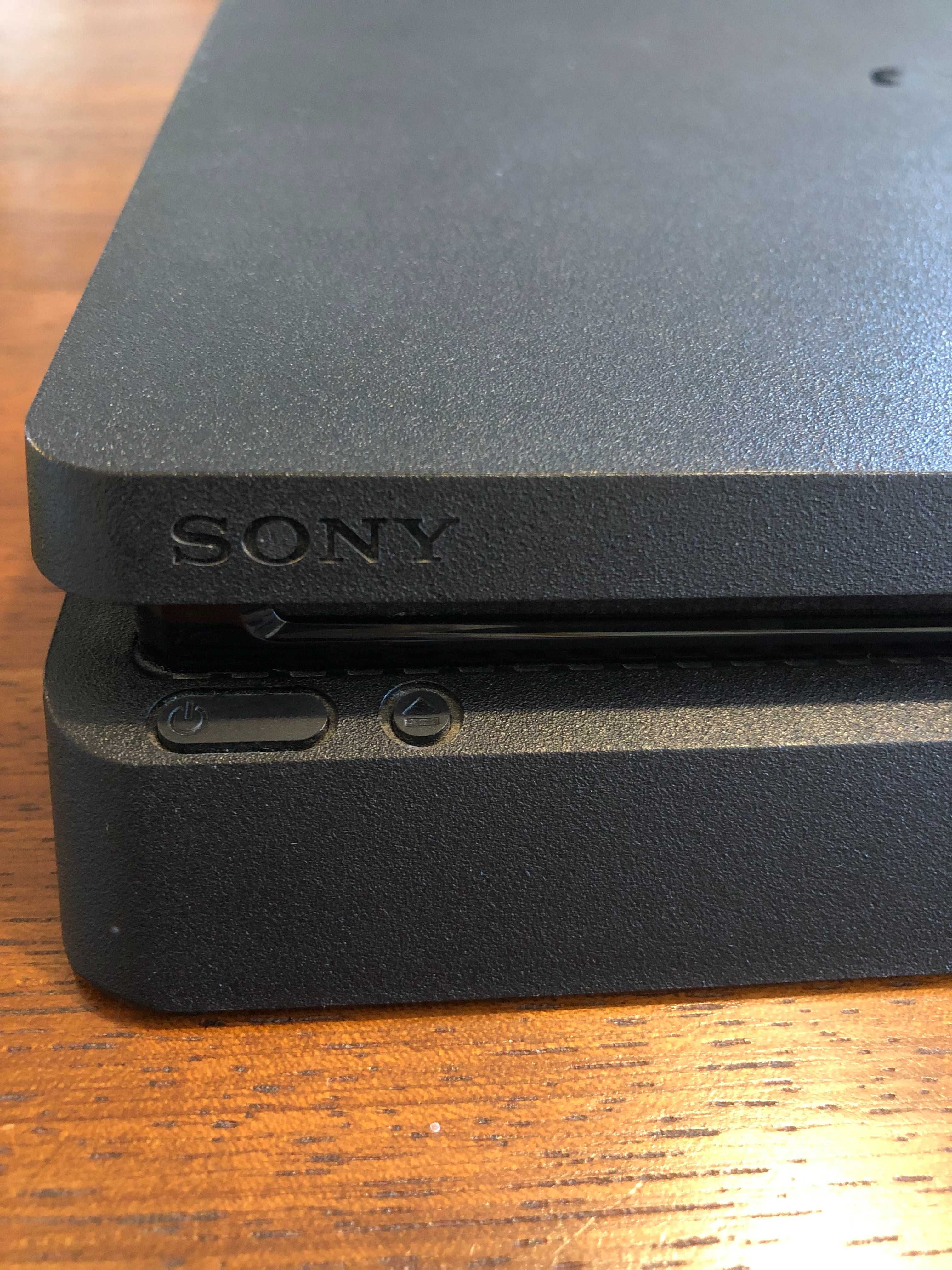 Playstation 4 em excelente estado, Comando e capa de comando.
