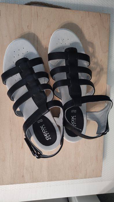 Нові шкіряні сандалі Geox