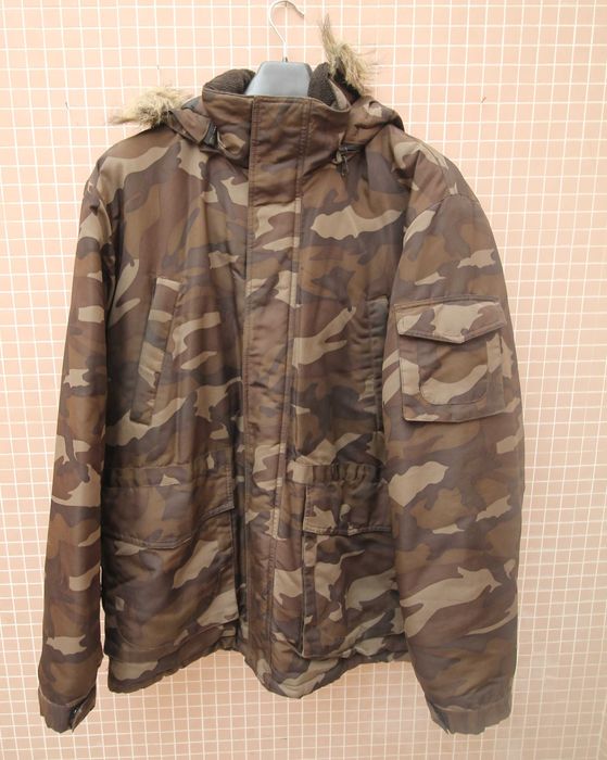 casaco/parka camuflada c/ forro acolchoado  c/ capuzc/pelo