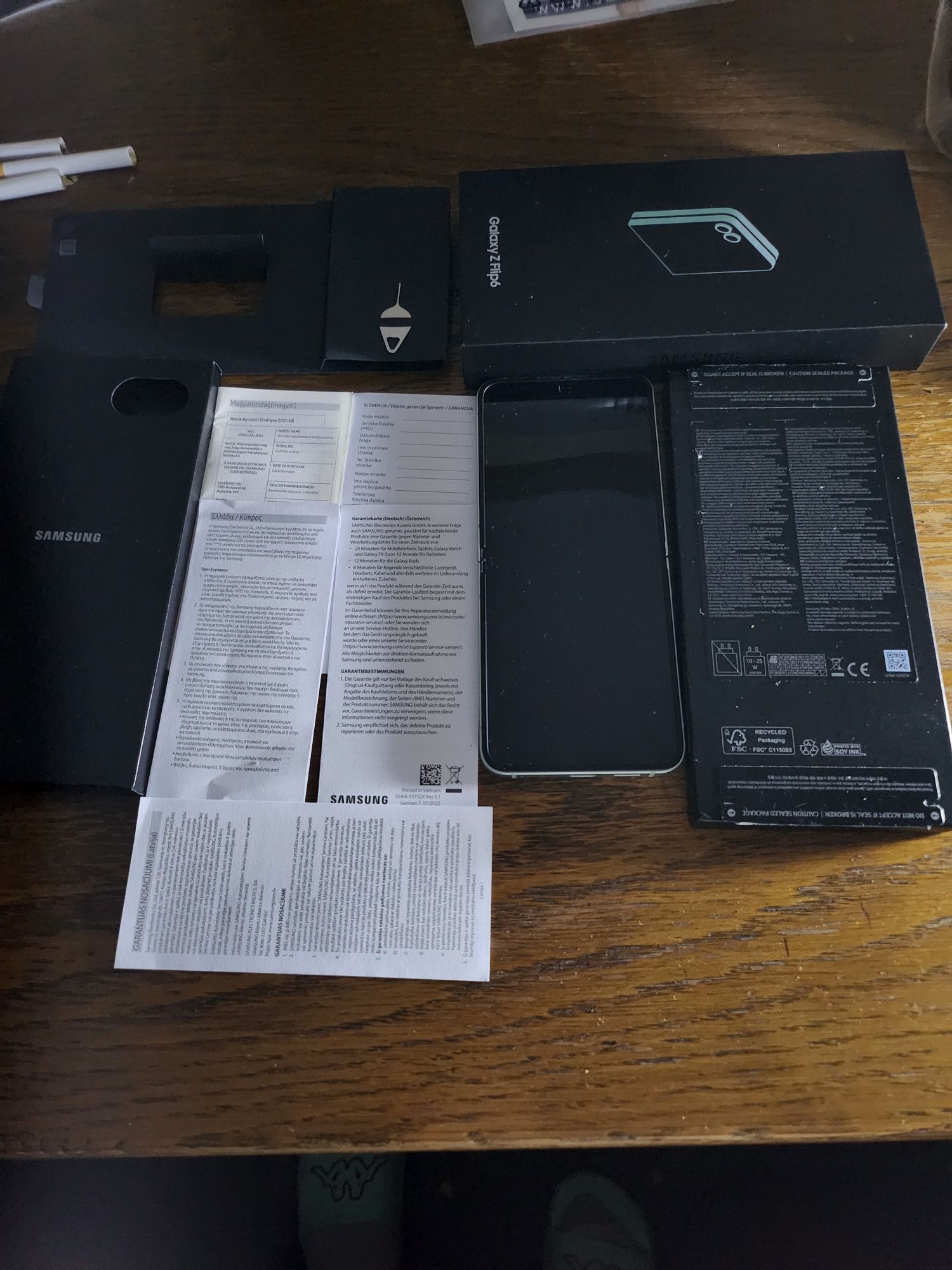 Sprzedam nowy aparat z serii Samsung Galaxy Z Flip6. Polecam,