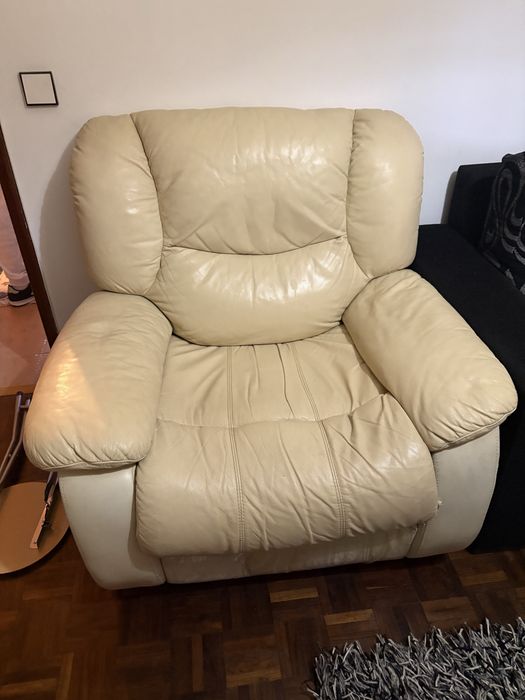 Sofá individual com descansa pernas