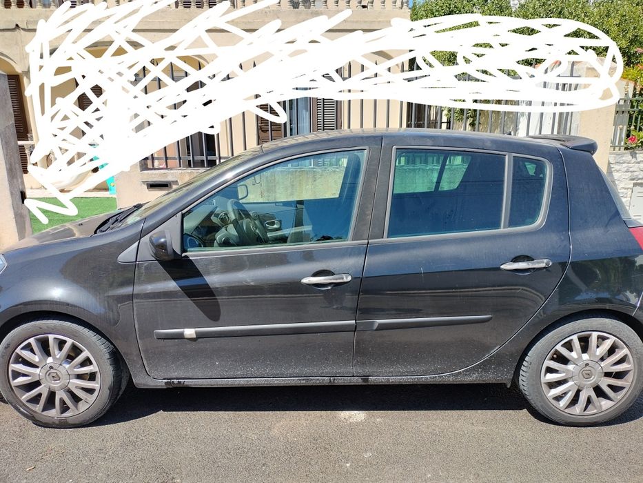 Renault Clio 1.5 Diesel 
Consumo de 3,9L/100km
Kit Full Extras
Luzes d