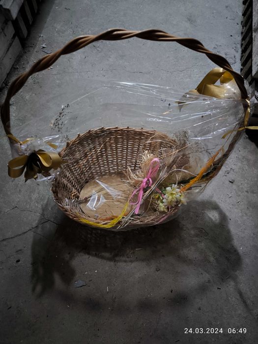 Koszyk wiklinowy na prezenty, stan bdb, dł. 40, szer. 30, wys. 20/60.