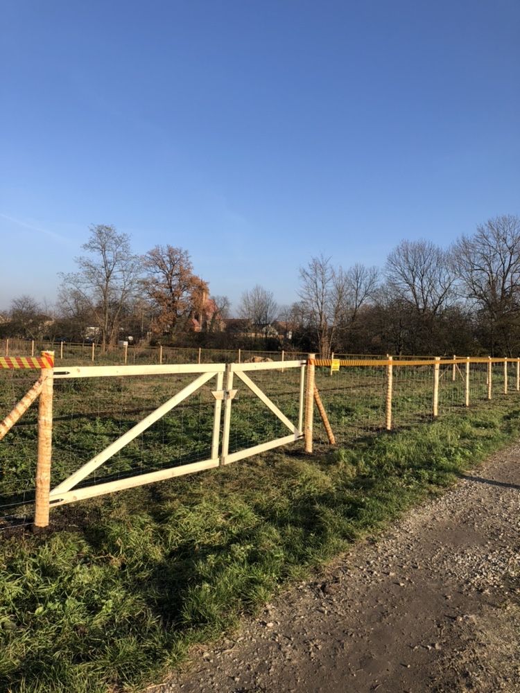 Ogrodzenie tymczasowe budowlane stemple siatka leśna płot brama słupki