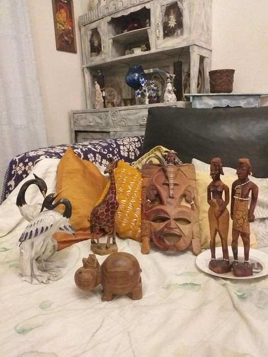 Colecção de artigos de enfeitar,estátuas, máscaras, bibelôs  etc