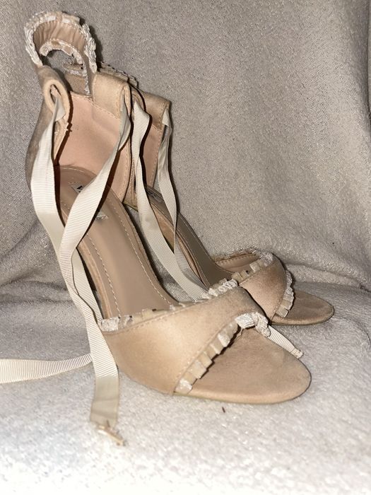 Замшеві бежеві каблуки