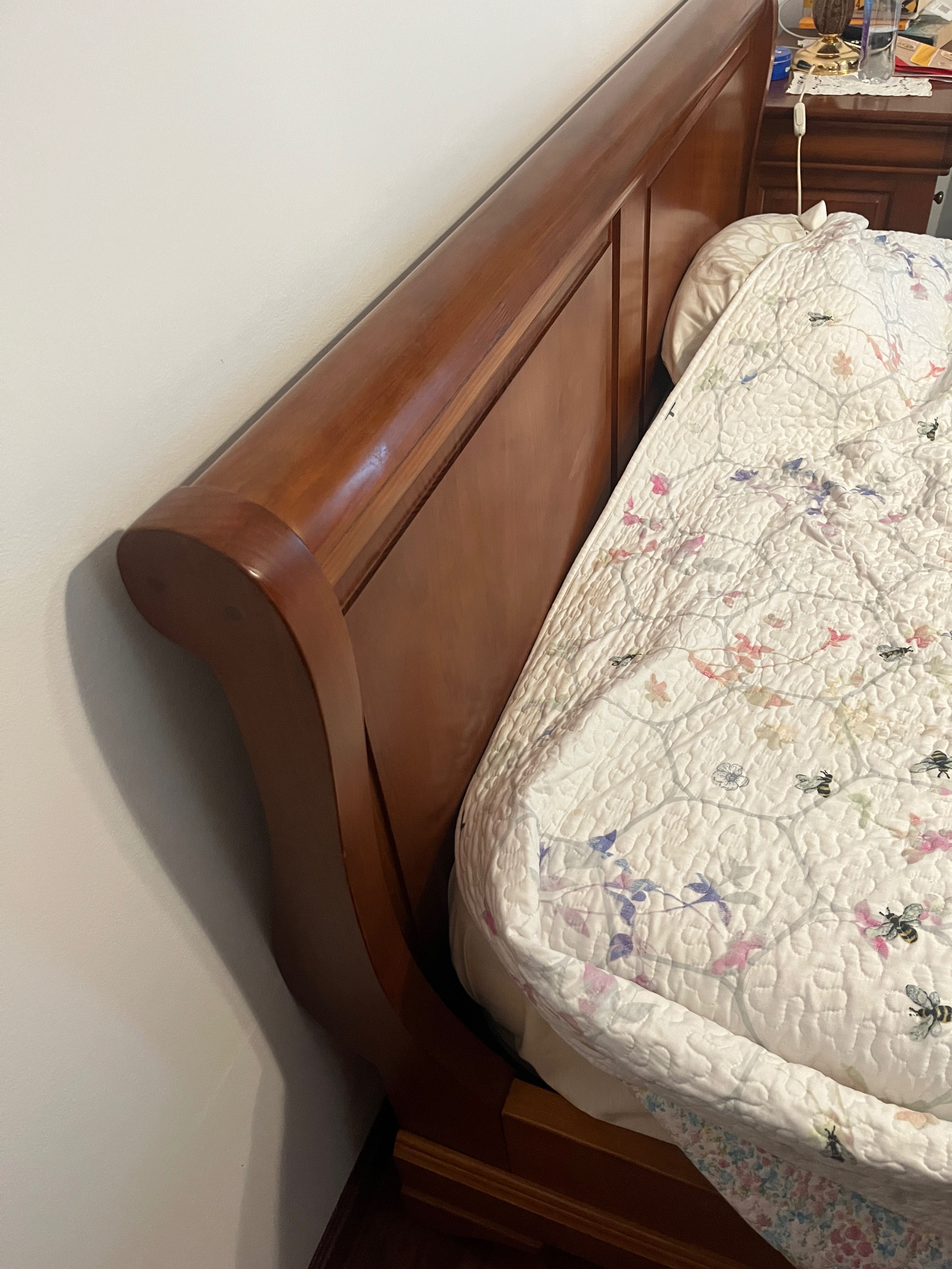 Conjunto de quarto em madeira de cerejeira