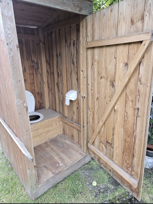 drewniania toaleta przenosna