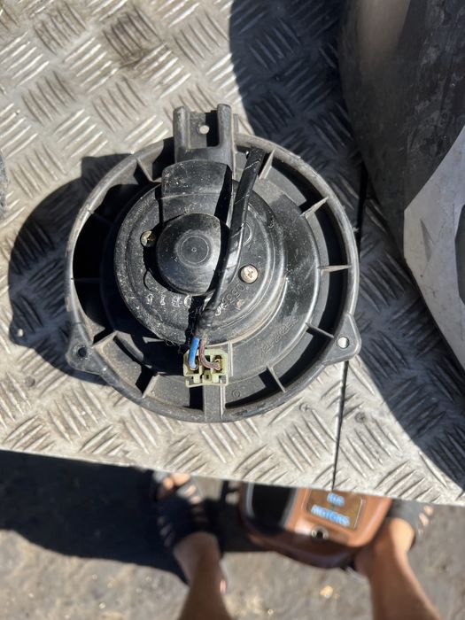 Моторчик печки  карнивал kia carnival 98год