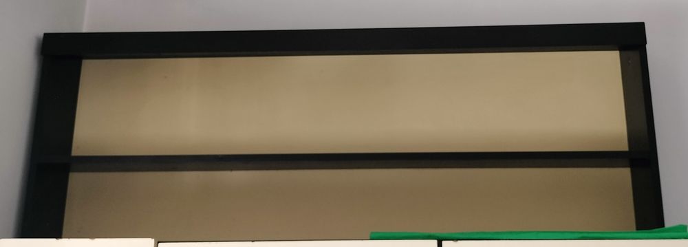 Cama casal com mesas de cabeceira