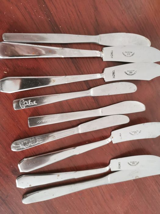 Colheres E faças diversas.