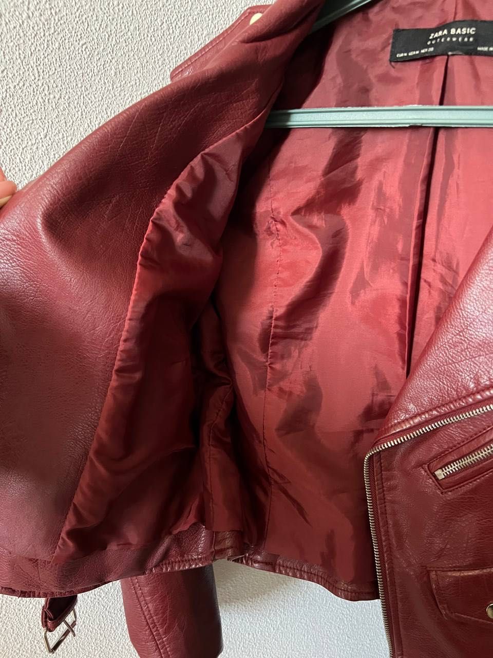 Куртка з еко-шкіри укорочена вишневого кольору ZARA