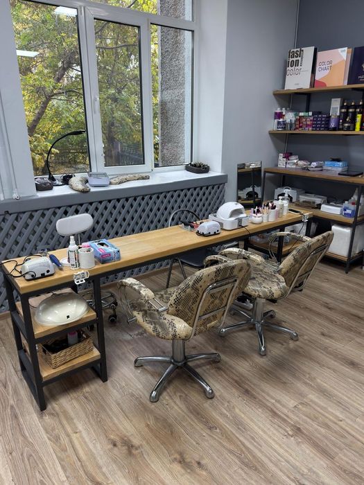 Продаж меблів для студії краси