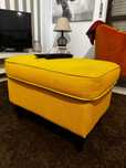 Banco alcochoado amarelo IKEA