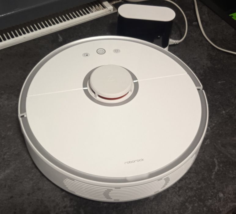 Продам робот пилосос Roborock S5