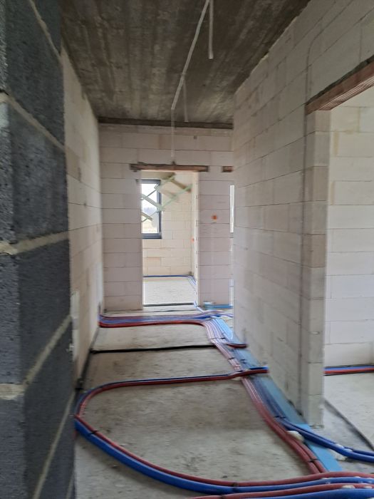 Usługi elektryczne – KinMar Construction | Profesjonalny elektryk