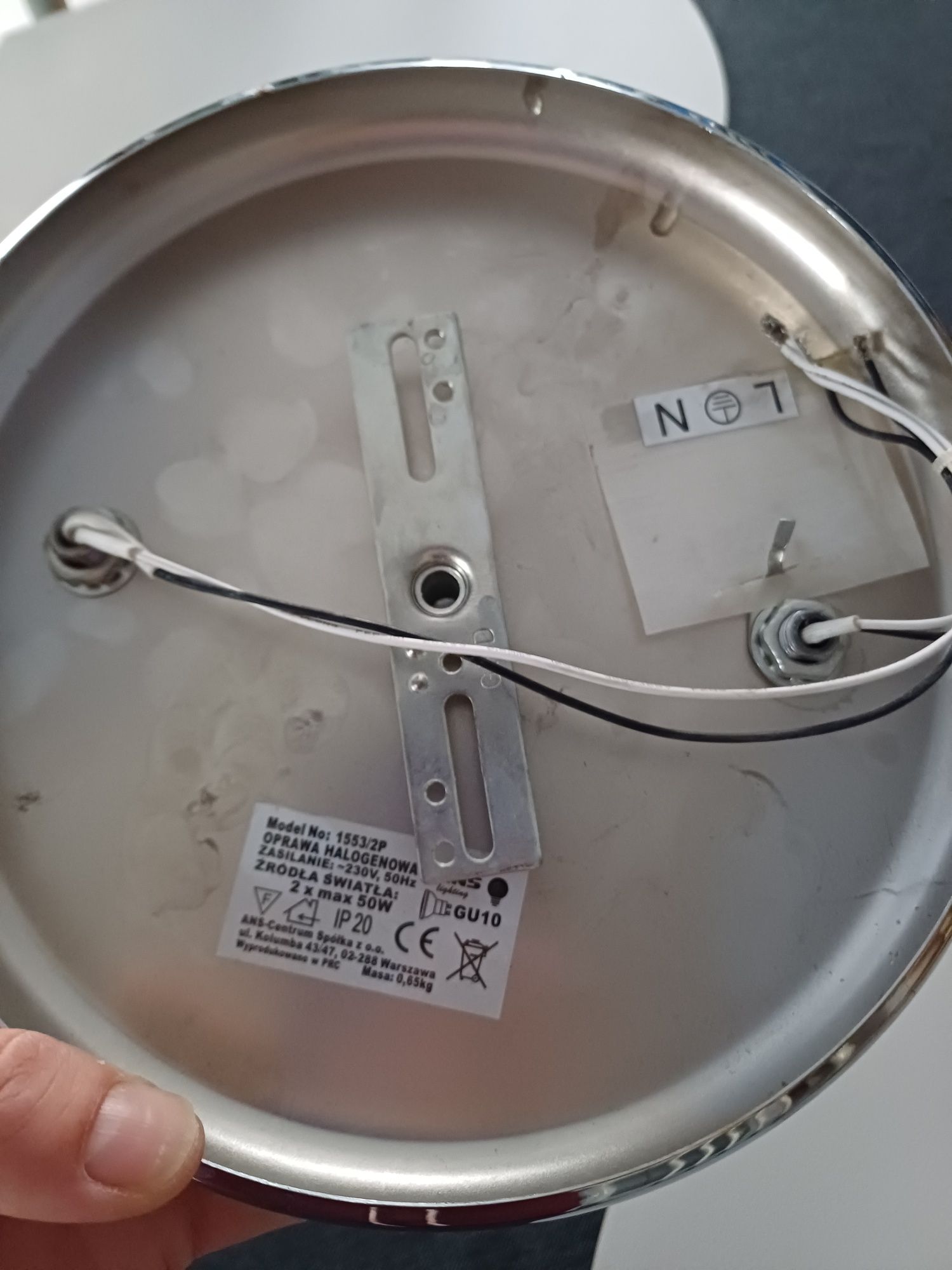 Lampa sufitowa z regulowanymi punktami oświetleniowymi