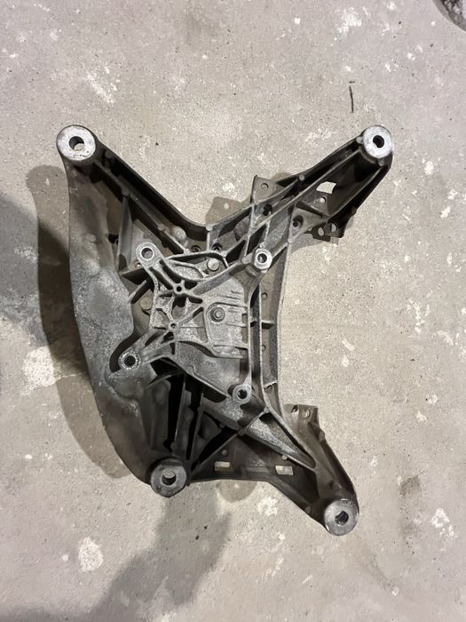 Audi a4 b9 8w 3tdi lapa pod skrzynie poduszka