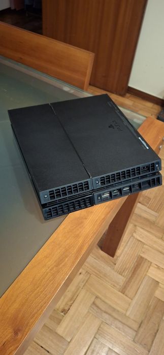 PlayStation 4, com um controle e um jogo