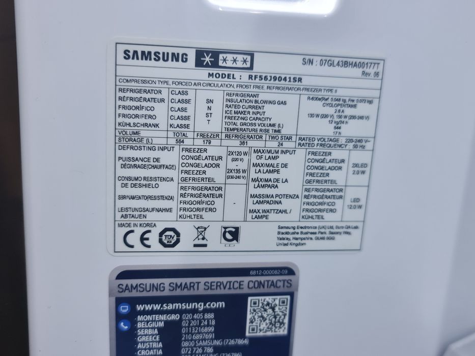 Холодильник Samsung з дистрибутором води та льоду