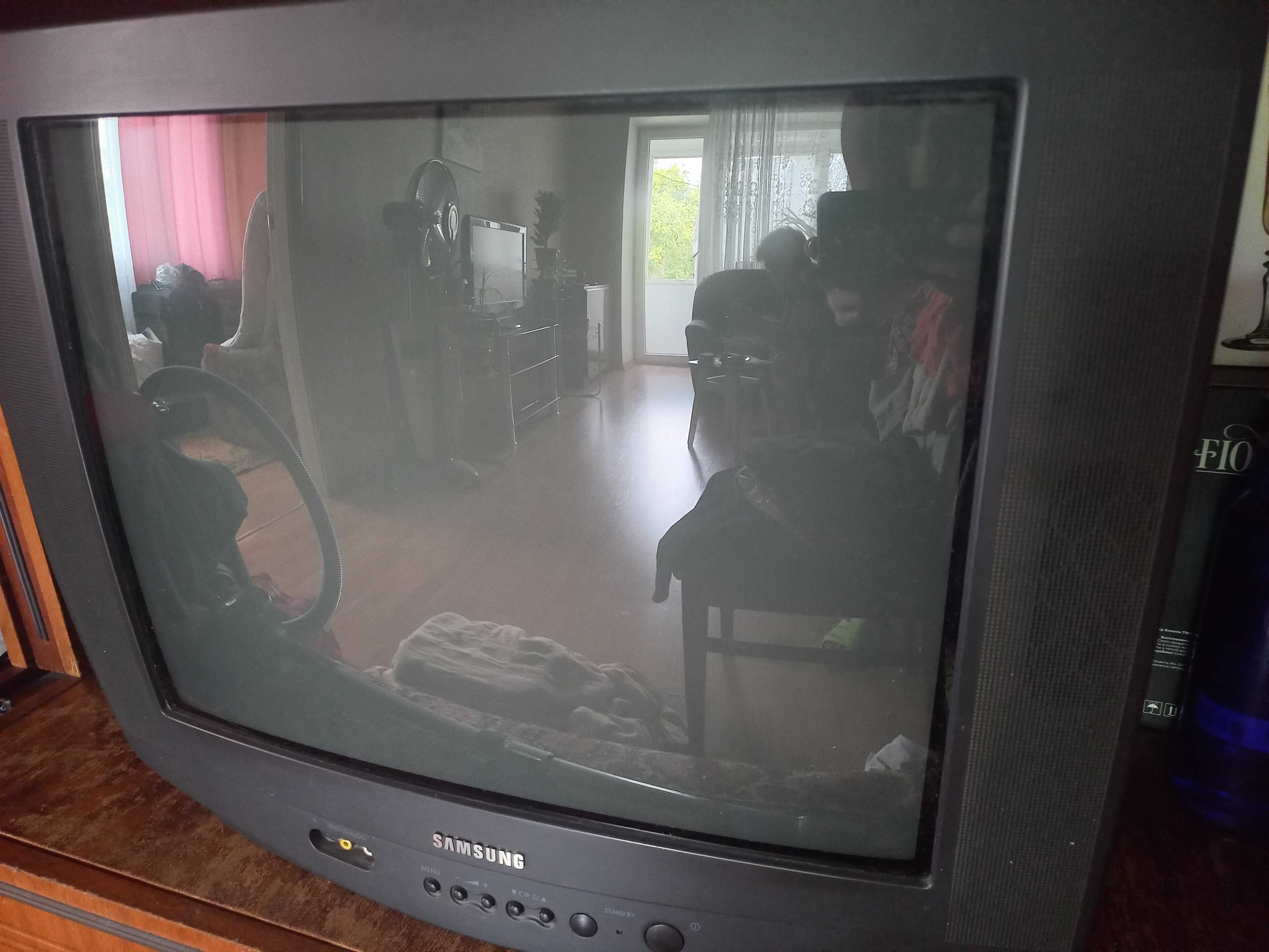 Техніка, dvd/cd та відеокасетний програвач, системний блок, телевізор