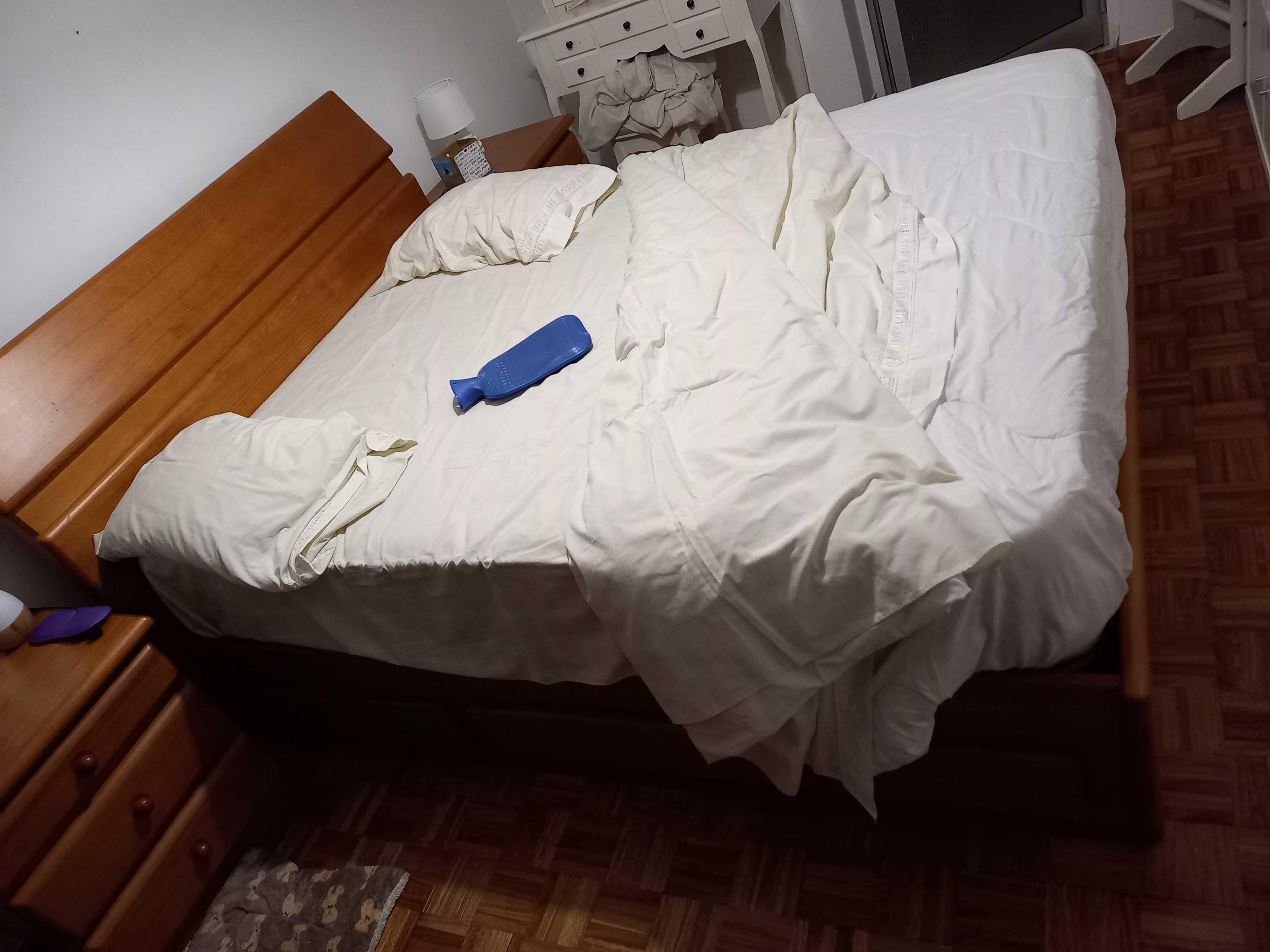 Cama casal + mesa cabeceira