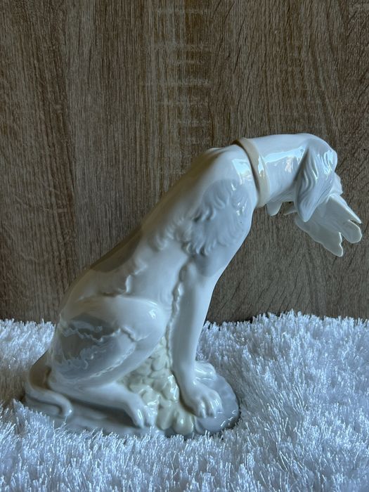Porcelanowa figurka psa 1980r