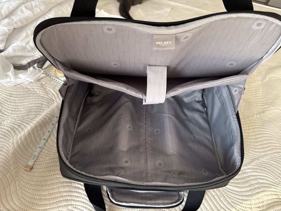 маленька валіза. на колесах