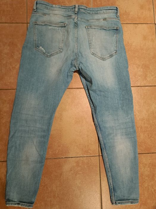 Dżinsy Zara z przetarciami custom drip drill jasnoniebieskie