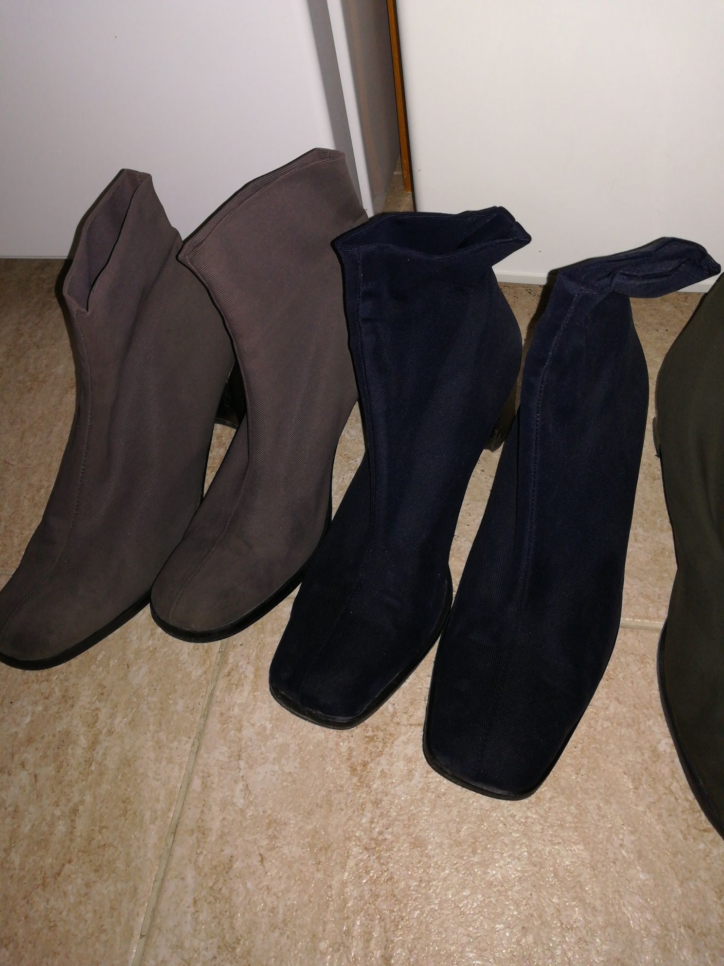 4 Quarto pares de botas