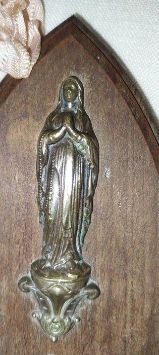Nossa senhora de Lurdes em metal em placa de madeira Maciça.
Em bom es