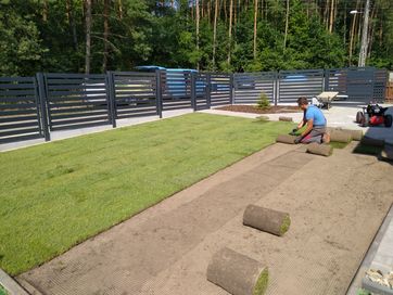 Zakładanie trawnika z siewu, Siatka na krety, Nawadnianie ogrodów.