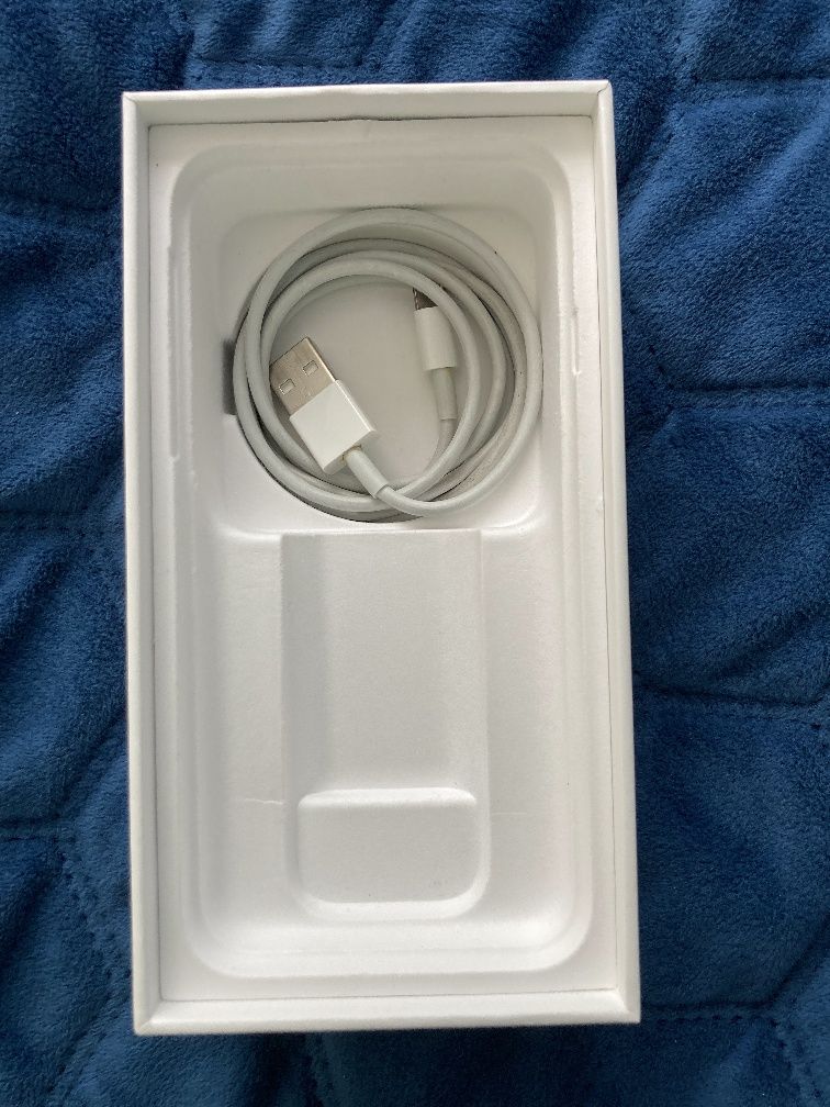 Iphone SE 2020 + Etui x 7 + Szkła + Lokalizatory x 3