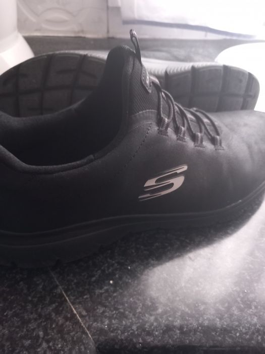 Tenis Skechers novas com caixa.